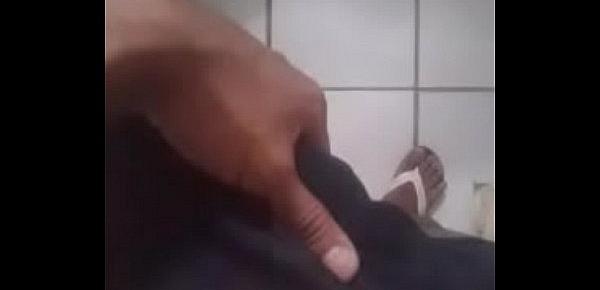  Leonardo Rodrigues Gozando no Banheiro de Cueca Boxer Preta